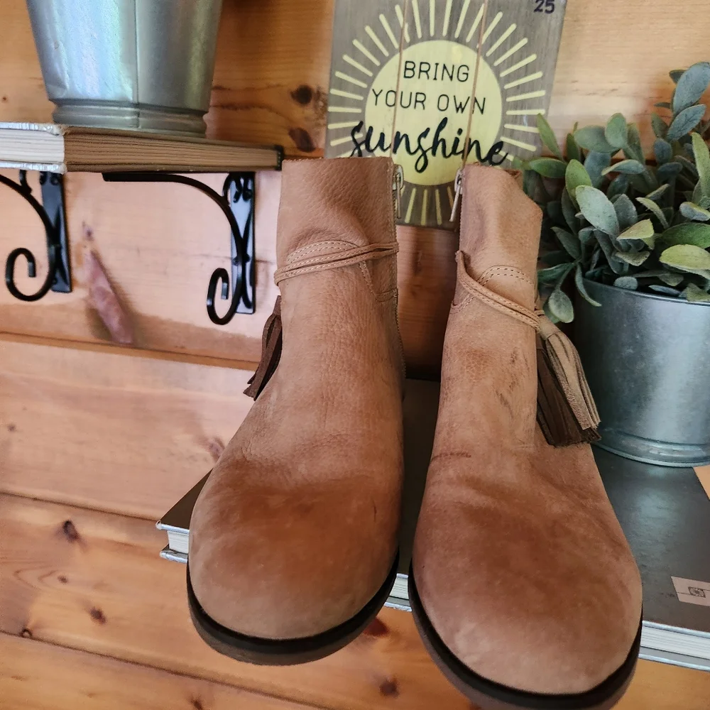 Lucky Brand Gloriana Boots Tan Nubuck Leather Ankle Bootie Tassel‎ Boho Sz 9.5 M